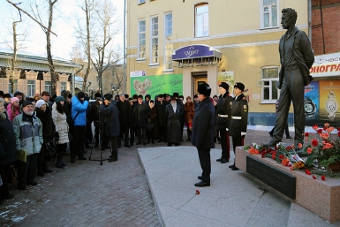 Митинг прошел у памятника Юрию Ножикову  Мария Оленникова, IrkutskMedia