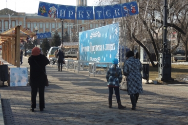 Горожане фотографируют на память съемочную площадку и новогодние баннеры  Тимур Балашов, РИА IrkutskMedia