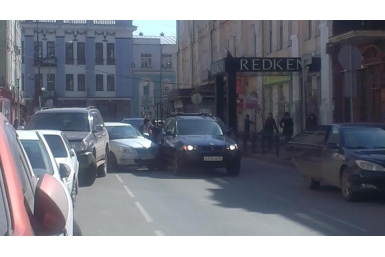 Два автомобиля не поделили улицу Сухэ-Батора в Иркутске  Овсянникова Елена, IrkutskMedia