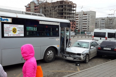 В пассажиров на остановке &quotРучей&quot в Иркутске чуть не въехал автомобиль  Фото Александра Кобизского 