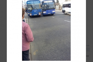 Возле Художественного музея в Иркутске &quotпритерлись&quot друг к другу два автобуса №80 Скриншот с &quotВконтакте&quot