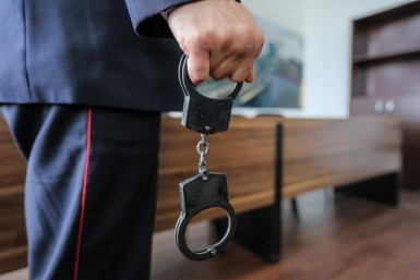 Грабитель в Братске Иркутской области сорвал золотую цепочку с консьержки Балашов Антон, PrimaMedia