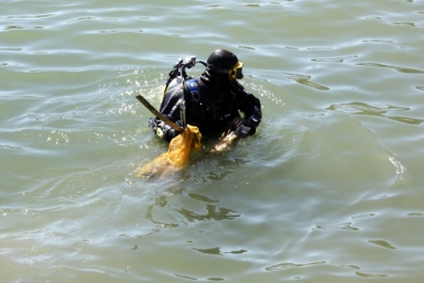 Со дня залива Якоби в Иркутске водолазы собрали 250 кг бутылок, запчастей и битого стекла Пресс-служба ГУ МЧС по Иркутской области