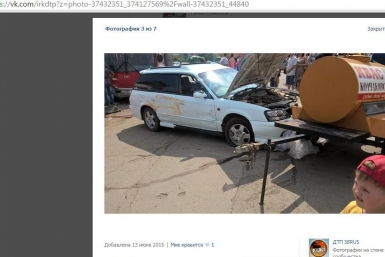 Женщина за рулем Subaru въехала в бочку с квасом в Иркутске Скриншот со страницы ДТП 38RUS vk.com