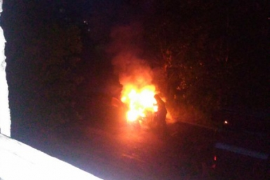 Два автомобиля за раз сгорели в Братске Иркутской области в ночь на 24 июня  Фото очевидца