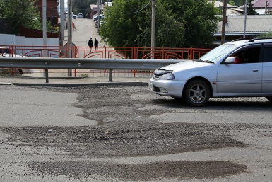 Автомобилисты возмущены провалами на дороге улицы Седова в Иркутске  Мария Оленникова, IrkutskMedia