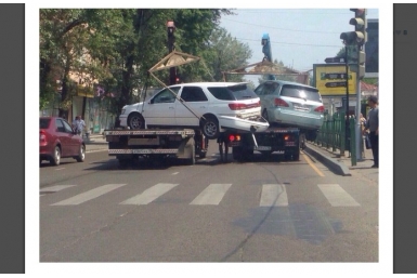 Водители эвакуаторов побили два автомобиля в Иркутске во время транспортировки  Скриншот страницы ДТП38RUS