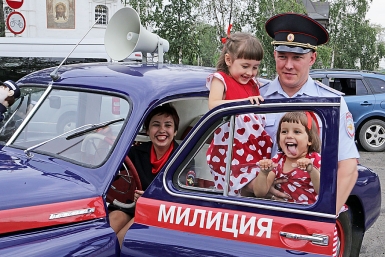 Супруги Инна и Дмитрий Джурук, их дочки Даша и Лиза Оленникова Мария, IrkutskMedia