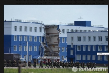 Место обрушения казармы в Омске Скриншот с сайта ria.ru