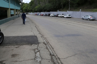 Провал на тротуаре по улице Челнокова в Иркутске устранили  Мария Оленникова, IrkutskMedia