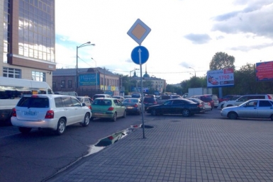 Огромная пробка образовалась на въезде на Глазковский мост со стороны центра в Иркутске  Костин Владислав, РИА IrkutskMedia
