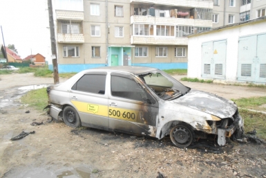 Два автомобиля с наклейками такси &quotМаксим&quot сгорели в Ангарске в ночь на 28 августа  Пресс-служба ГУ МЧС по Иркутской области