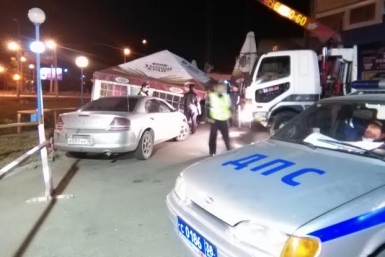 Автомобиль Dodge въехал в летнее кафе в микрорайоне Первомайском в Иркутске Отдел пропаганды УГИБДД по Иркутской области