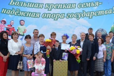 Ключи от новых микроавтобусов вручили двум многодетным семьям в Приангарье Пресс-служба правительства Иркутской области