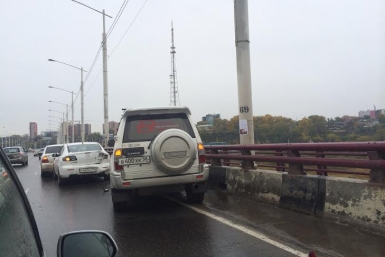 Пробка на Академическом мосту в Иркутске образовалась из-за ДТП с пятью автомобилями Виктория Тихолоз, ИА IrkutskMedia