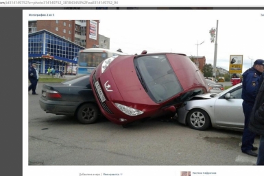 Автомобиль Peugeot с женщиной-водителем и двумя детьми перевернулся в Ангарске Скриншот со страницы пользователя vk.vom Настюхи Сафроновой 