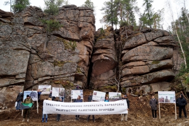 Жители Иркутской области встали на защиту скальника Старая крепость Владислав Костин, ИА IrkutskMedia