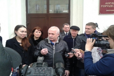Владимир Жуков возле здания суда  Вадим Палько, ИА IrkutskMedia
