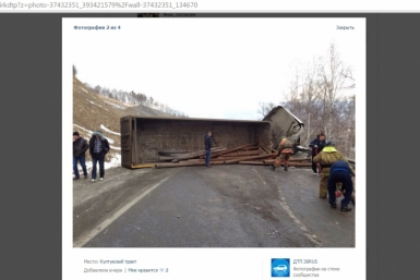 Фура со строительными трубами &quotлегла&quot на бок на трассе М-55 в Иркутской области Скриншот группы &quotДТП 38RUS&quot &quotВКонтакте&quot