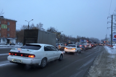 Жители Иркутска попали в большую пробку в районе Глазковского моста Владислав Костин, ИА IrkutskMedia