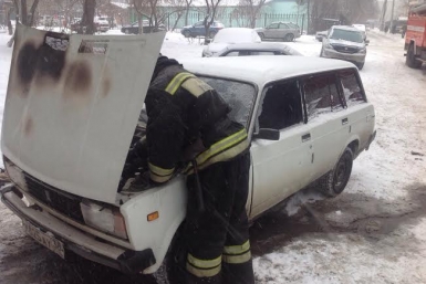 Сознательные прохожие потушили горящий автомобиль в Иркутске  Пресс-служба ГУ МЧС по Иркутской области