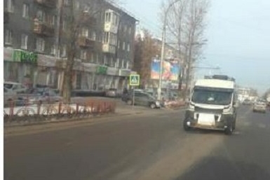Микроавтобус сбил 27-летнюю женщину рядом с пешеходным переходом в Иркутске Скриншот со страницы группы ДТП 38RUS в vk.com
