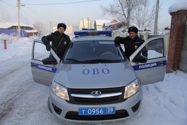 Полицейские в Иркутске вынесли из огня двух маленьких детей  Пресс-служба ГУ МВД по Иркутской области 