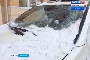 Льдина обрушилась с крыши дома на внедорожник Mercedes на бульваре Гагарина в Иркутске Скриншот сайта &quotВести-Иркутск&quot