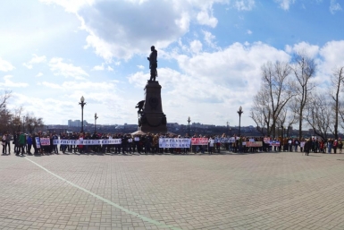 Пикет возле памятника Александру III Вадим Палько, ИА IrkutskMedia