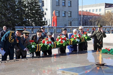 Ветераны ВОВ возлагают венок к Вечному огню Мария Оленникова, IrkutskMedia