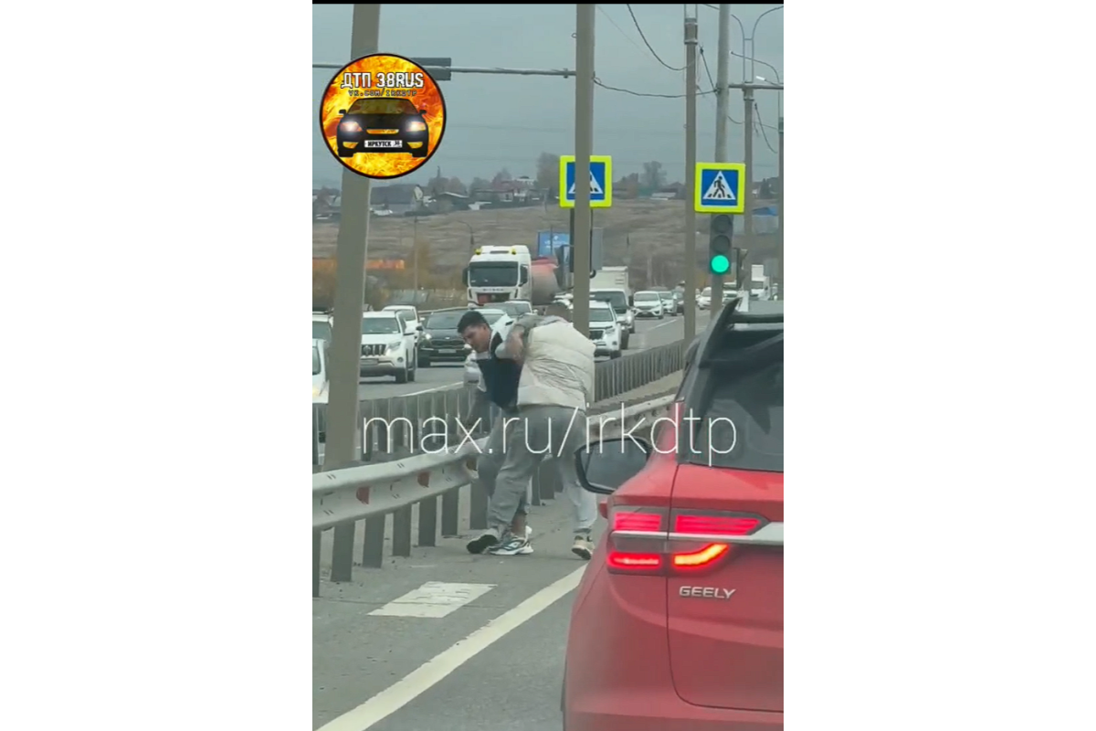 Двое мужчин подрались на Объездной Ново-Ленино в Иркутске Телеграм-канал (18+) &quotДТП38&quot