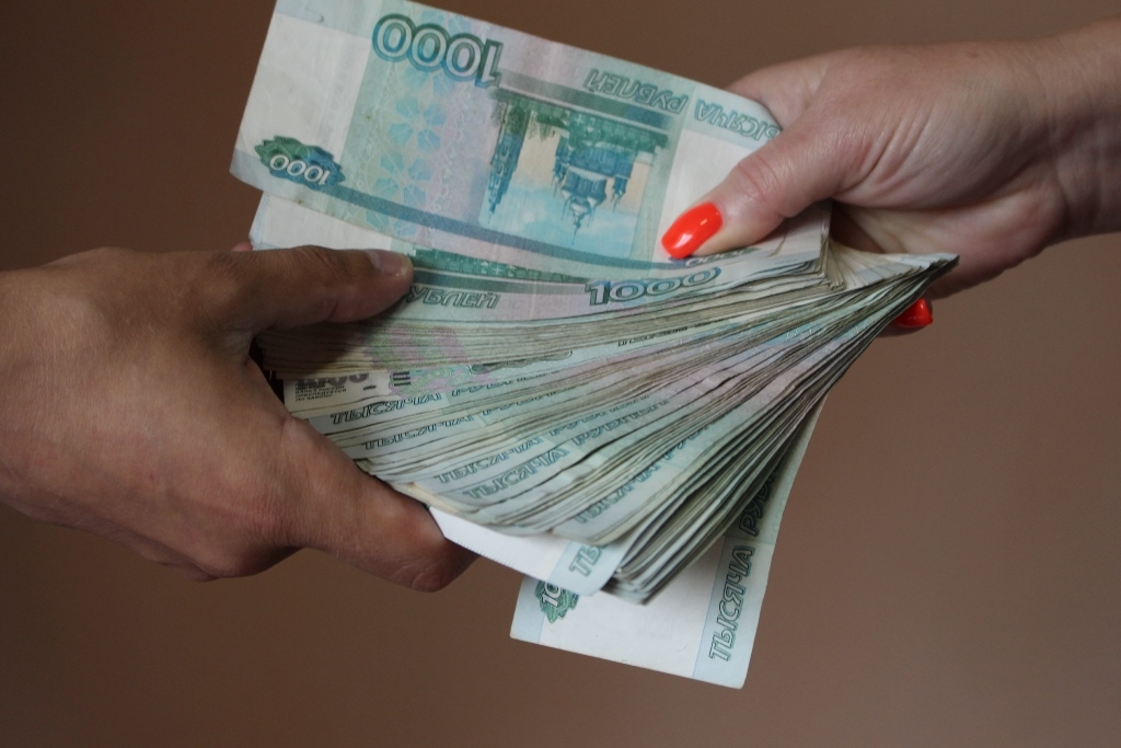 В Зиме женщина пыталась дать 100 тысяч полицейскому и попала под суд Марина  Померанцева , ИА EAOMedia