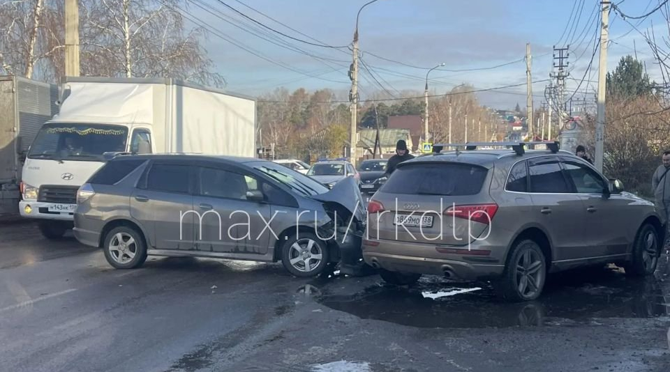 Audi Q7 и Honda Shuttle столкнулись на Ушаковской в Иркутске ДТП 38RUS (12+)