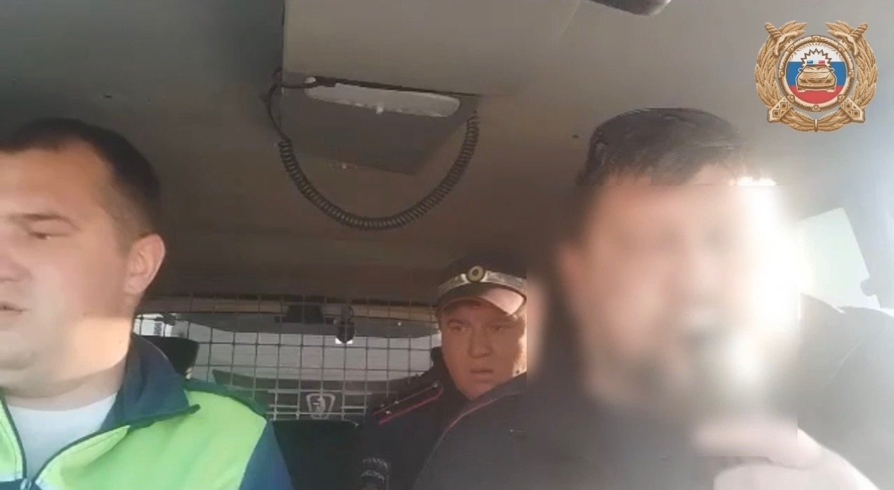 Дальнобойщик в 6 раз превысил норму алкоголя и свалил все на квас с кефиром в Приангарье Скриншот из видео Госавтоинспекции Иркутской области