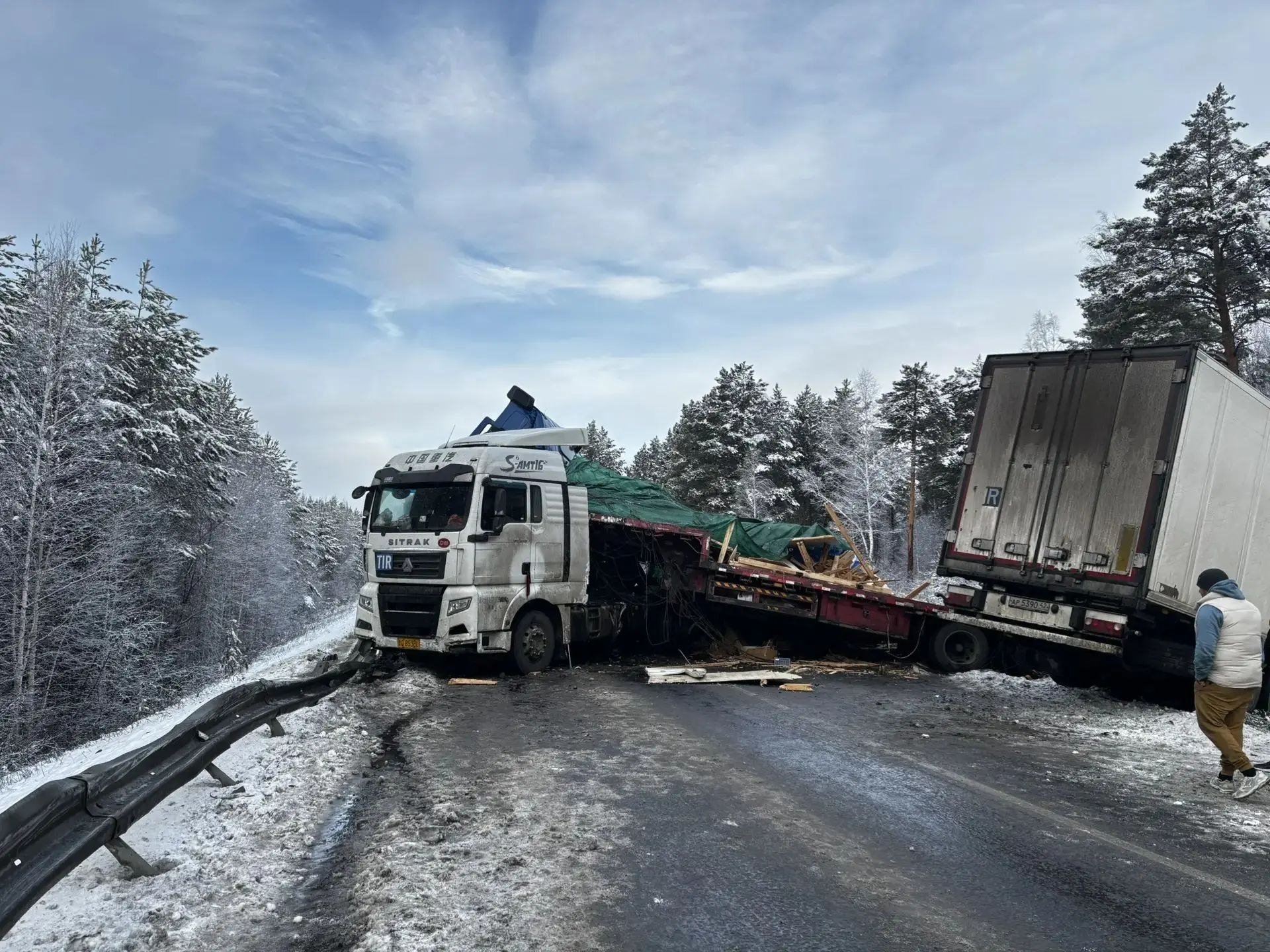 Столкновение пяти большегрузов парализовало движение на трассе в Нижнеудинском районе Пресс-служба ГУ МВД России по Иркутской области